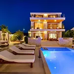 Villa Nena With Heated Pool, Jacuzzi And Sauna *