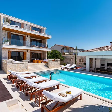Villa Nena With Heated Pool, Jacuzzi And Sauna *