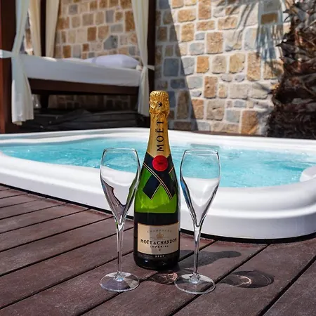 Nena With Heated Pool, Jacuzzi And Sauna