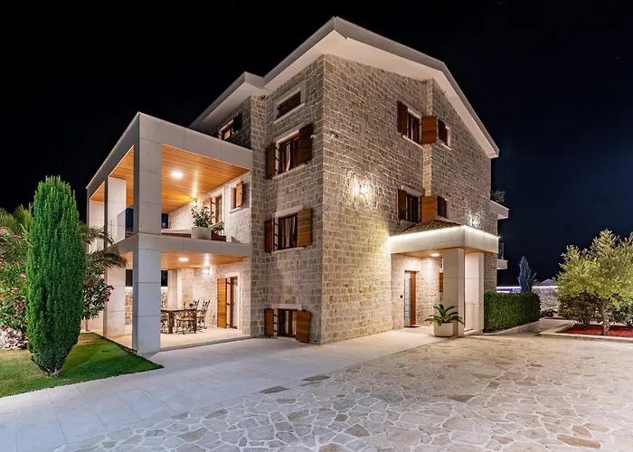 Nena With Heated Pool, Jacuzzi And Sauna Villa