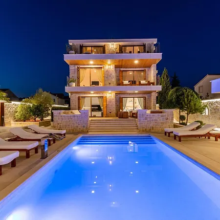 Nena With Heated Pool, Jacuzzi And Sauna