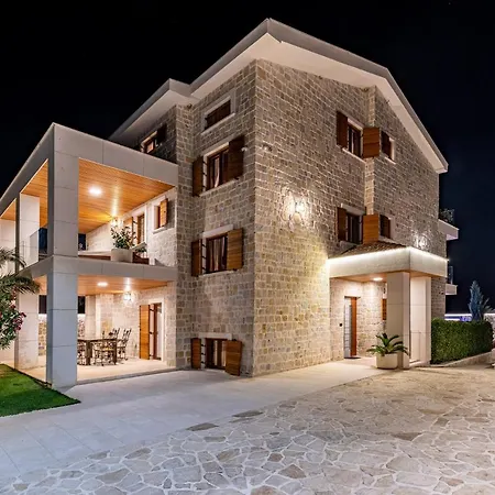 Nena With Heated Pool, Jacuzzi And Sauna Вилла