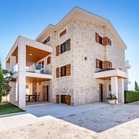 Nena With Heated Pool, Jacuzzi And Sauna Villa