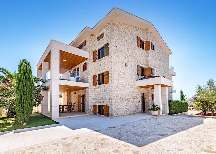 Nena With Heated Pool, Jacuzzi And Sauna Вилла